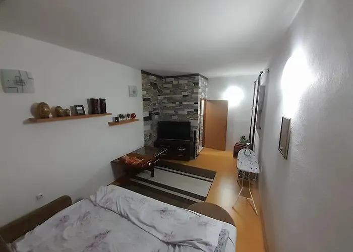 Quiet & Cosy Hillside Hideway Near Bus & Train St