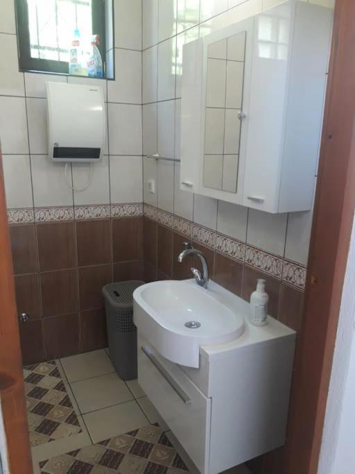 Apartment Quiet & Cosy Hillside Hideway Near Bus & Train St *